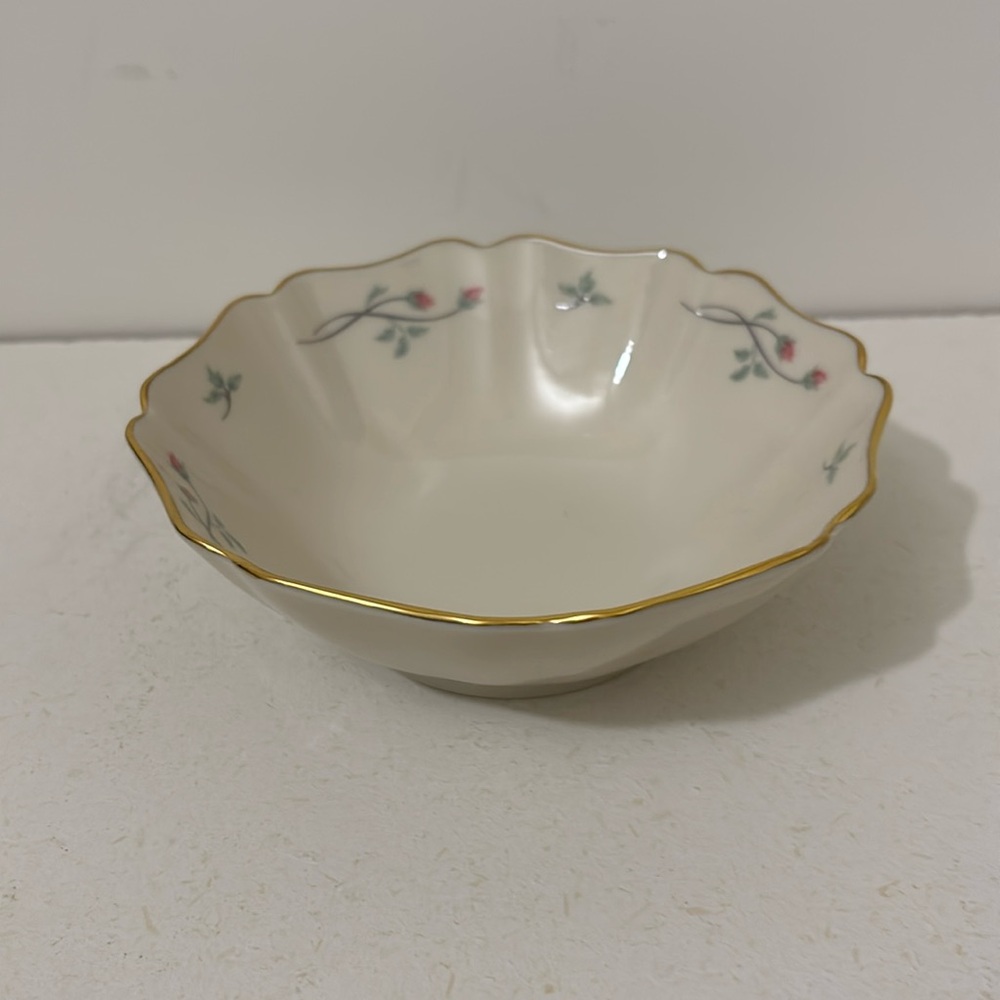 NWT Lenox Rose Manor scalloped bowl sz S 24k gold trim, 6”diameter